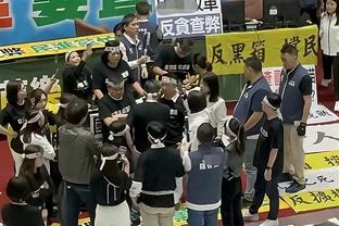 一日本球迷举起“god messi”巴萨客场球衣